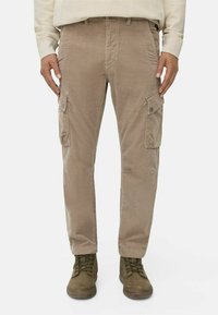 Beige cargo bukser lavet af bomuld, med flere sidelommer, subtil tekstur, en tætsiddende form og et tapered ben design.