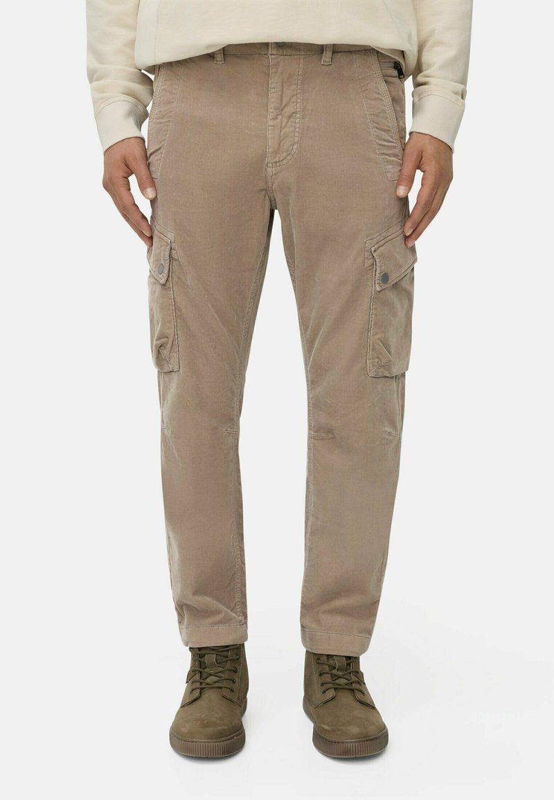 Beige cargo bukser lavet af bomuld, med flere sidelommer, subtil tekstur, en tætsiddende form og et tapered ben design.