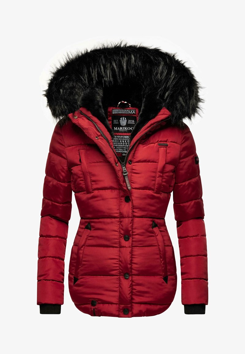 Piros párnázott kabát, műszőrmével ellátott kapucnival, cipzáras és gombos záródással, valamint két elülső zsebből kontrasztos részletekkel. Texturált anyag.