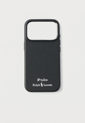 Zwarte leren telefoonhoes met een gestructureerde afwerking, uitsparing voor de camera en witte logotekst "Polo Ralph Lauren" onderaan.
