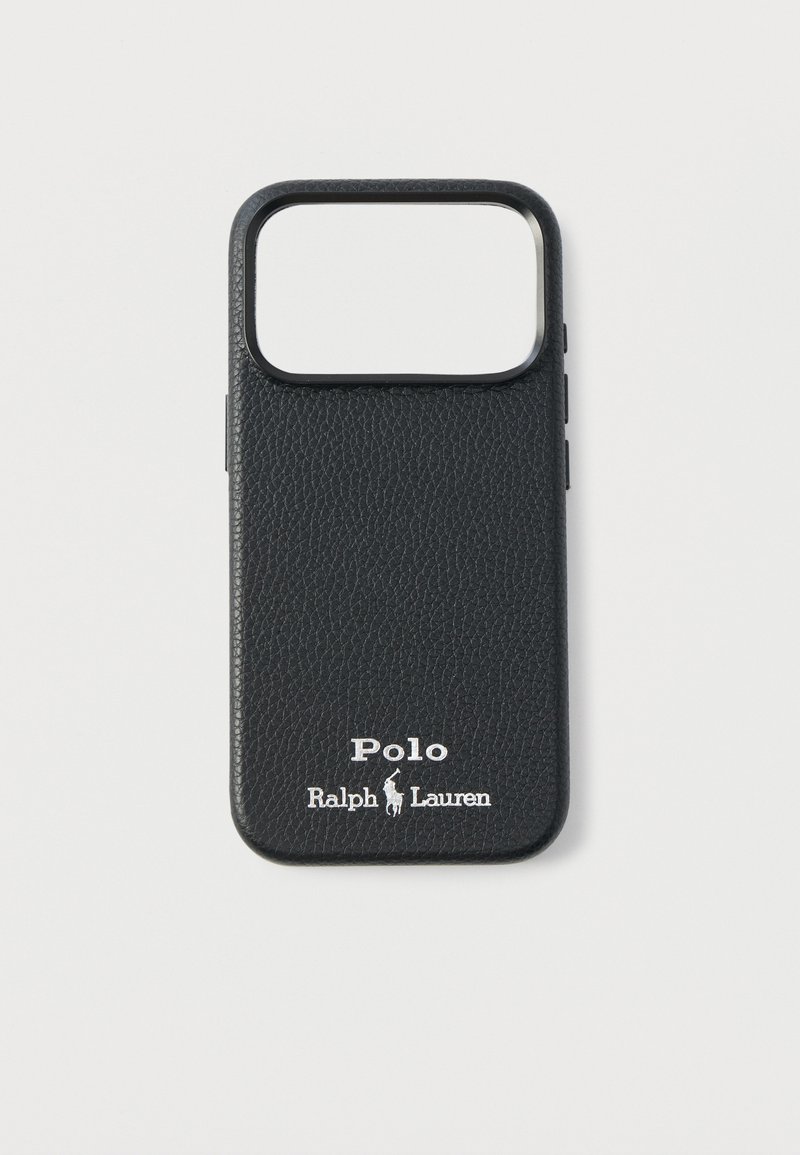 Μαύρη δερμάτινη θήκη τηλεφώνου με υφή, άνοιγμα για την κάμερα και λευκό λογότυπο "Polo Ralph Lauren" στο κάτω μέρος.
