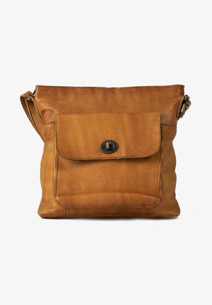 Braune Leder-Umhängetasche mit abgerundetem oberen Teil, einer Frontklapptasche und einem metallenen Druckverschluss. Hat eine flache, weiche Textur.