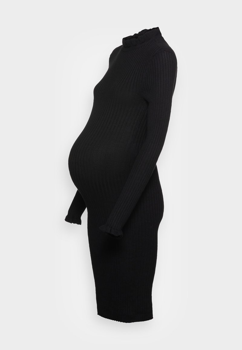 Robe de maternité noire en maille côtelée à manches longues avec col montant volanté et silhouette cintrée.