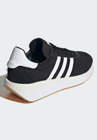 adidas Originals COUNTRY XLG - Sporta apavi - core black ftwr white bluebird