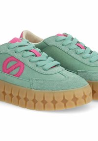 Le sneakers in suede verde presentano una parte superiore testurizzata, accenti rosa sui lacci e sul logo, e una suola chunky in gomma con motivi a forma di stella.