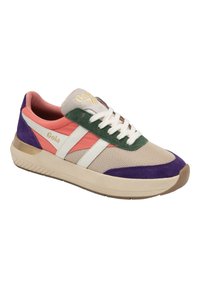 Multikleuren sneaker met een mesh body; heeft roze, groen, beige en paarse suède accenten; witte veters; en een gouden logo detail.