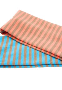 Dwie pary skarpetek: jedne w różowo-brązowe paski, drugie w niebiesko-brązowe paski. Miękka, dzianinowa tkanina.