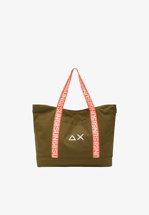 Borsa a mano verde oliva con ampi manici arancioni con scritta bianca "SUN68" e logo geometrico bianco al centro davanti.
