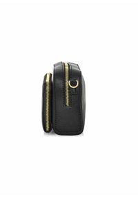 Czarna skórzana torba z dwoma złotymi zamkami błyskawicznymi, prostokątny kształt, płaskie boki i gładka tekstura. Posiada złoty pierścień na boku.