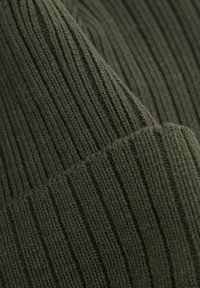 Olivgrüner, gerippter Stoff mit weicher Textur und vertikalen Linien. Das Material wirkt dick und gemütlich, ideal für Strickwaren.