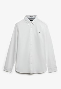 Camisa blanca de botones con mangas largas, hecha de una tela texturizada. Presenta un cuello clásico y un pequeño logo bordado en el pecho.