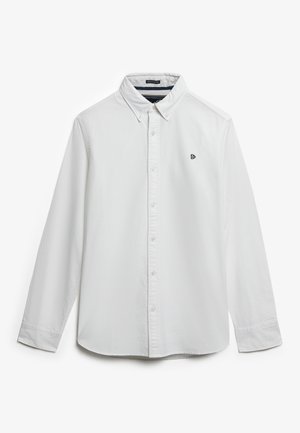 Camisa blanca de botones con mangas largas, hecha de una tela texturizada. Presenta un cuello clásico y un pequeño logo bordado en el pecho.