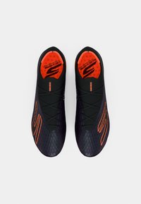Scarpe sportive nere con parte superiore sintetica testurizzata, caratterizzate da un logo arancione e solettini. Lacci chiusi e silhouette elegante.