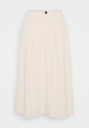 Egy krémszínű midi szoknya, amelyet redők, elülső gombos zárás és sima textúra jellemez, a kényelmes illeszkedés érdekében tervezték.