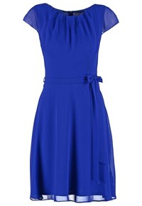 Blå kortärmad klänning i lätt tyg, med en rynkad kropp, midja med bälte och rosett, samt en utställd kjol.