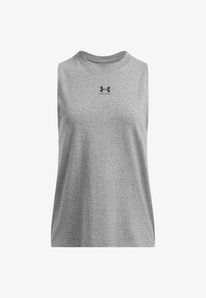 Top atlético gris sin mangas hecho de una tela suave con cuello redondo; cuenta con un pequeño logo negro de Under Armour en el pecho.