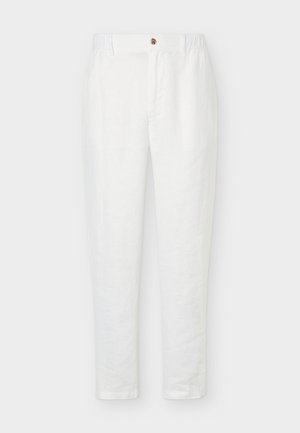 Hvide bukser med lige ben, elastisk taljebånd, knaplukning og bæltestropper, vist mod en ensfarvet baggrund.