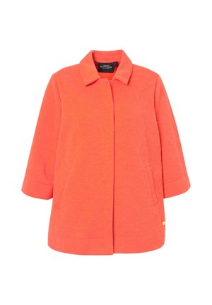Veste corail-orange en tissu texturé, dotée d'un col, de manches 3/4 et de poches latérales. Accent en or notable sur le bas.