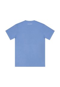 Niebieska bawełniana koszulka z krótkimi rękawami, o klasycznym okrągłym dekolcie oraz małym logo na górnej części pleców. Gładka faktura, bez wzorów ani akcentów.