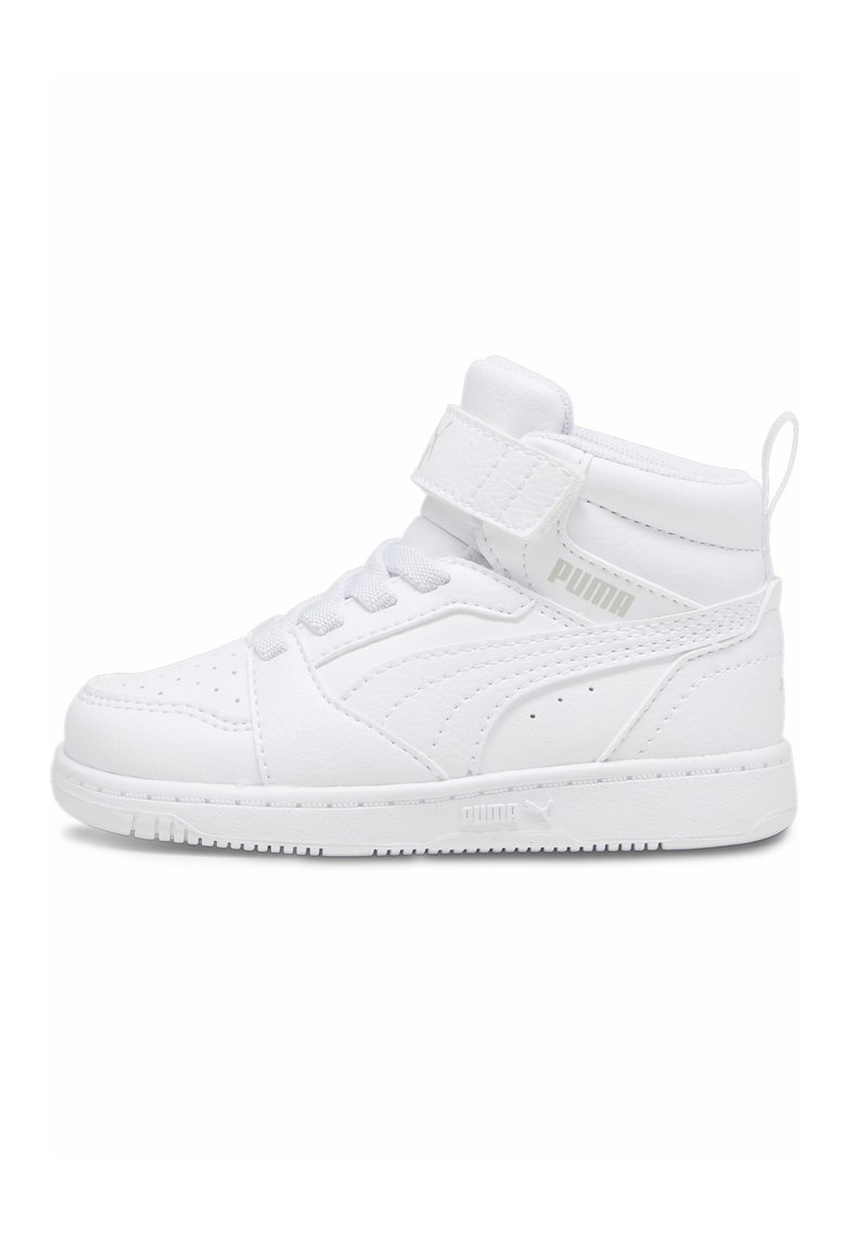 Weiße High-Top-Sneaker mit lederähnlichem Finish, ausgestattet mit einem Klettverschluss, Schnürsenkeln und strukturierten Akzenten. Puma-Logo in Grau.