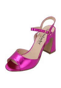 Roze metalen open teen hak-sandalen met een brede voorband, verstelbare enkelstrap en een chunky hak. Gladde textuur.