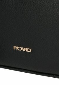 Borsa a mano in pelle nera con superficie texture e un'accattivante accentuazione del logo Picard in tono oro sul fronte.