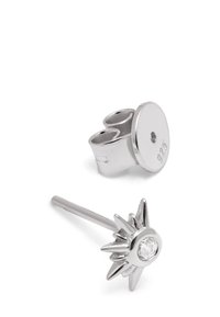 Orecchini a bottone in argento sterling con un design a esplosione solare, dotati di una pietra centrale trasparente e una chiusura cilindrica. Finitura lucida e testurizzata.