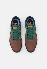 Nike SB CHRON 2 UNISEX - Sportcipő - light chocolate/black/noble green/safety orange/lucky green/black