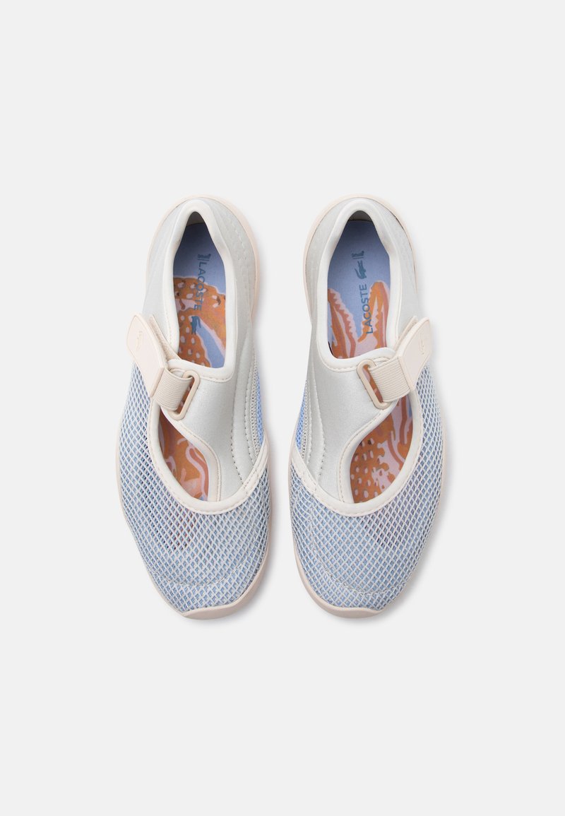 Coppia di scarpe slip-on in rete azzurro chiaro con cinturini color crema e solette con motivi colorati, viste dall'alto su sfondo bianco.