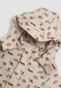 Chaqueta de lluvia beige con capucha, que presenta patrones de insectos coloridos. Tiene botones a presión y una textura suave con un acabado ligeramente brillante.