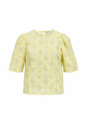 Blouse jaune à manches courtes avec broderie florale ajourée et motifs tourbillonnants texturés, avec un col rond et une fermeture à boutons au dos.
