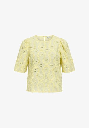 Blouse jaune à manches courtes avec broderie florale ajourée et motifs tourbillonnants texturés, avec un col rond et une fermeture à boutons au dos.