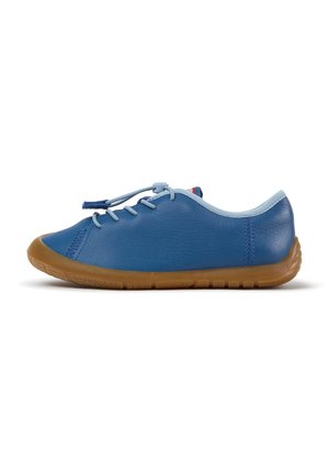 Blauer Ledersneaker mit hellblauen elastischen Schnürsenkeln und brauner Gummisohle, von der Außenseite auf weißem Hintergrund gezeigt.