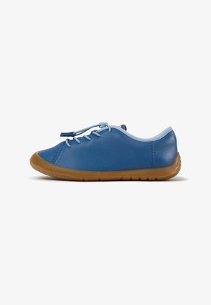 Blå læder sneaker med lyseblå elastiske snørebånd og brun gummisål, vist fra ydersiden på hvid baggrund.