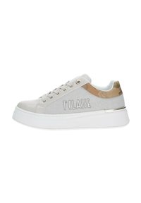 Sneakers platform bianchi con tomaia in pelle liscia, pannello in glitter texture e un accento marrone a contrasto. Presentano dettagli cuciti e logo.