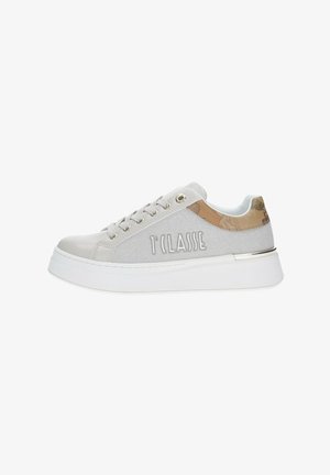 Baskets plateforme blanches avec une tige en cuir lisse, un panneau en paillettes texturé et un accent brun contrastant. Présente des détails cousus et un logo.