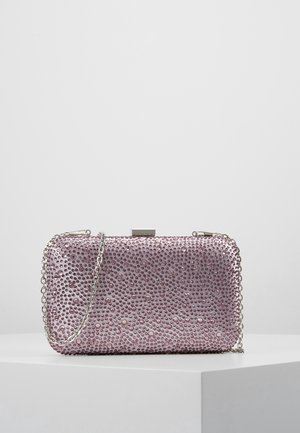 Prostokątny różowy kopertówka pokryta małymi okrągłymi kryształkami, z srebrnym łańcuszkiem do noszenia na ramieniu i metalicznym zapięciem na górze.