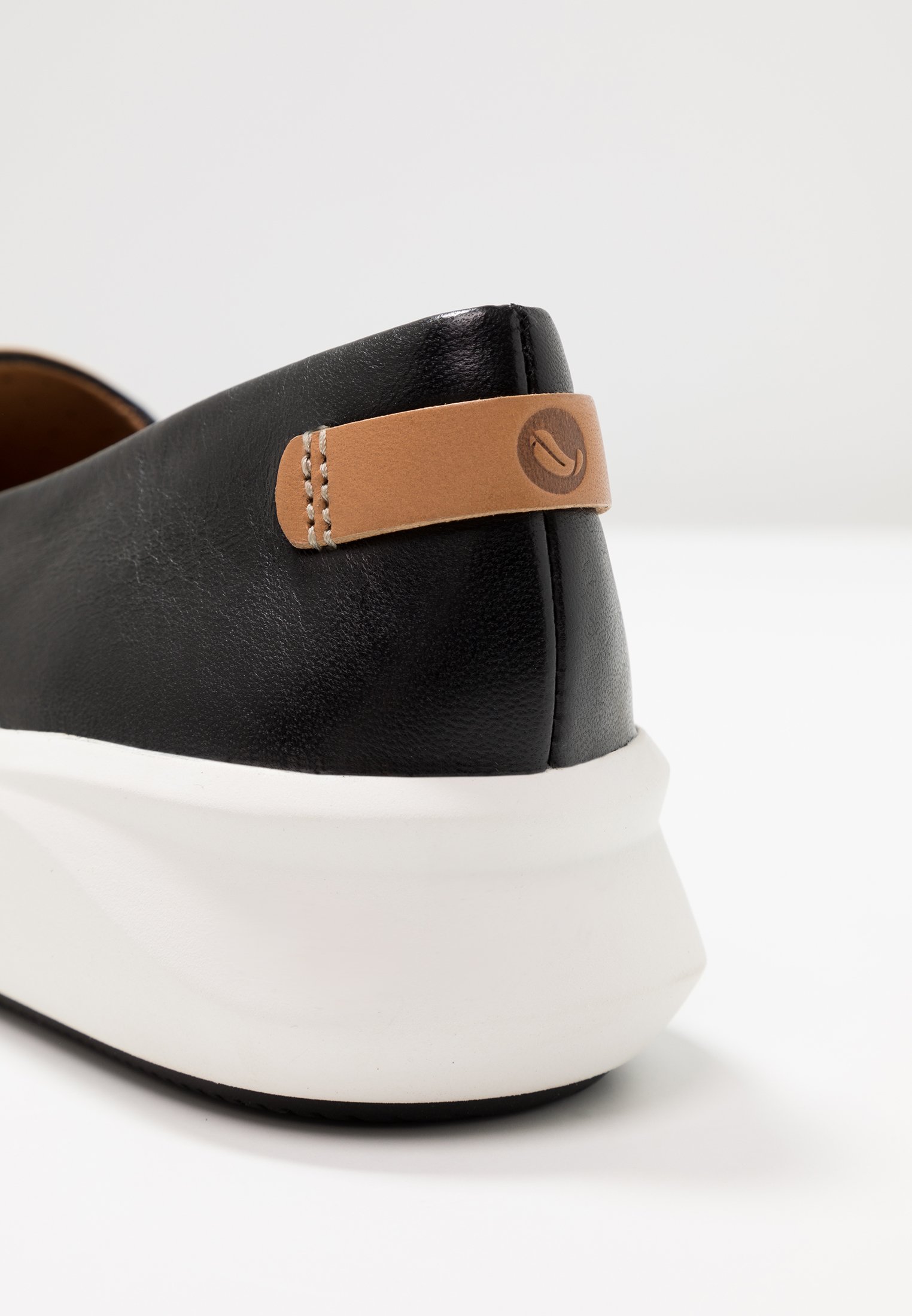clarks un rio step black