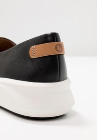 Clarks Unstructured RIO STEP - Slipper - black