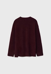 Pull bordeaux avec un col rond, des manches longues, des fentes latérales et un tissu doux et texturé. Vue arrière présentée sur un fond neutre.