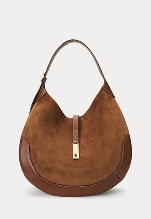 Ruda zomšos ir odinė hobo rankinė su vienu viršutiniu rankena ir aukso spalvos metaline sagtimi su logotipu.