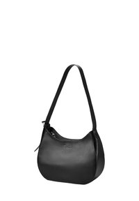 Svart läder axelväska med en böjd form, justerbar rem och ett litet dragkedjefack. Slät textur med subtil varumärkeslogotyp.