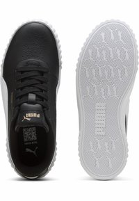 Czarne syntetyczne sneakersy z teksturowaną cholewką, białą gumową podeszwą i czarnymi sznurowadłami. Posiadają logo na języku i podeszwie.