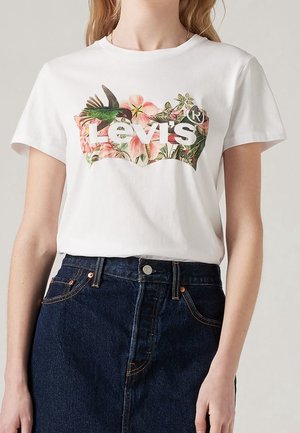 Biała bawełniana koszulka z kolorową grafiką kwiatową i logo "Levi's" z przodu. W połączeniu z ciemnoniebieską dżinsową spódnicą.