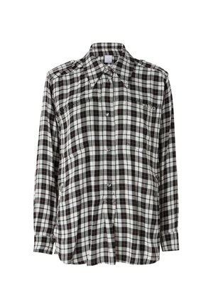 Camisa de cuadros de manga larga en tonos negro, blanco y rojo, con un cierre de botones en la parte delantera, cuello puntiagudo y dos bolsillos en el pecho.