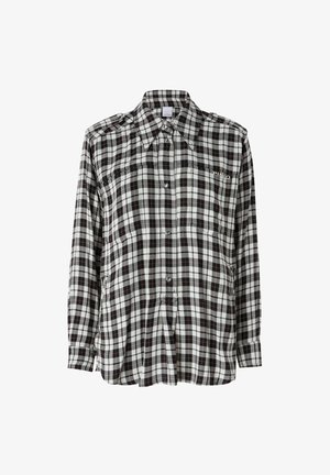 Camisa de cuadros de manga larga en tonos negro, blanco y rojo, con un cierre de botones en la parte delantera, cuello puntiagudo y dos bolsillos en el pecho.