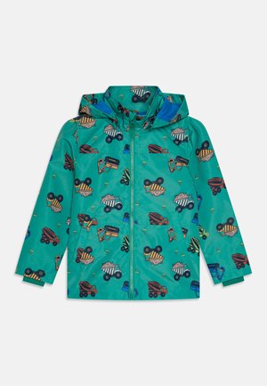 Leichte, türkisfarbene Regenjacke mit Reißverschluss und Kapuze, die ein buntes Muster von Lastwagen zeigt. Glatte Textur mit elastischen Bündchen.