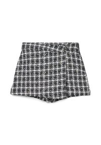 Shorts à carreaux noirs et blancs avec un tissu texturé, dotés d'une taille haute et d'une coupe ajustée. Le motif comprend des accents jaunes subtils.