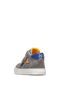 Sneaker in suede grigio con accenti blu e gialli, dettaglio a stella sul lato e suola bianca. Presenta un design senza lacci per una facile calzata.