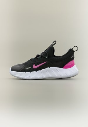 Chaussure de course Nike noire et rose avec semelle rembourrée blanche, dessus en mesh respirant, languettes de traction et logo Swoosh latéral.